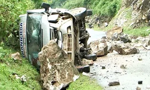 Điện Biên: Đá rơi trúng xe khách 16 chỗ, 12 người bị thương